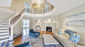 TV - Westhampton Estate minutes from the beach, private pool, tennis, private... (Westhampton Beach)