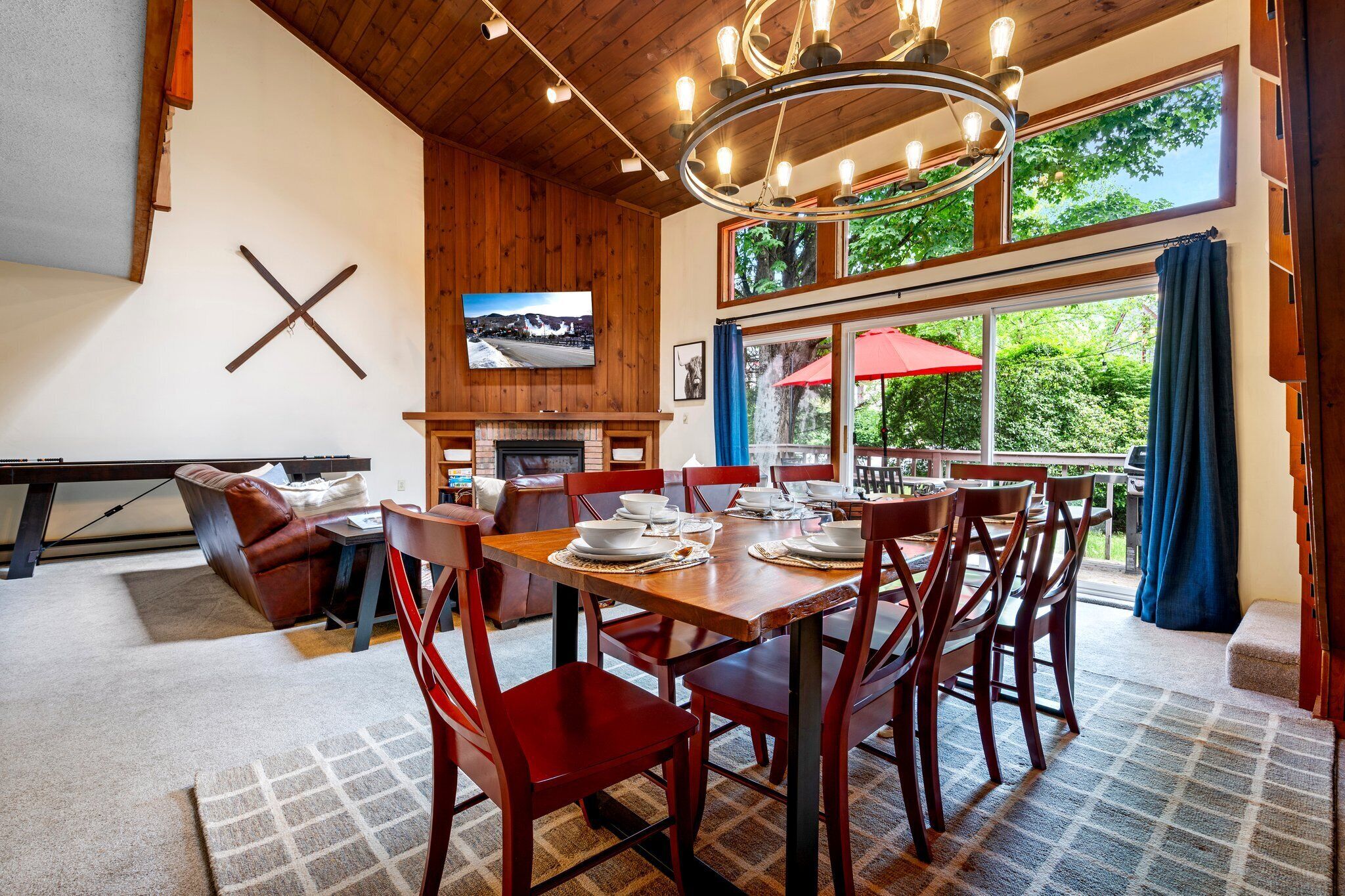 Fireplace - Grill - Pool - Walk Downtown!