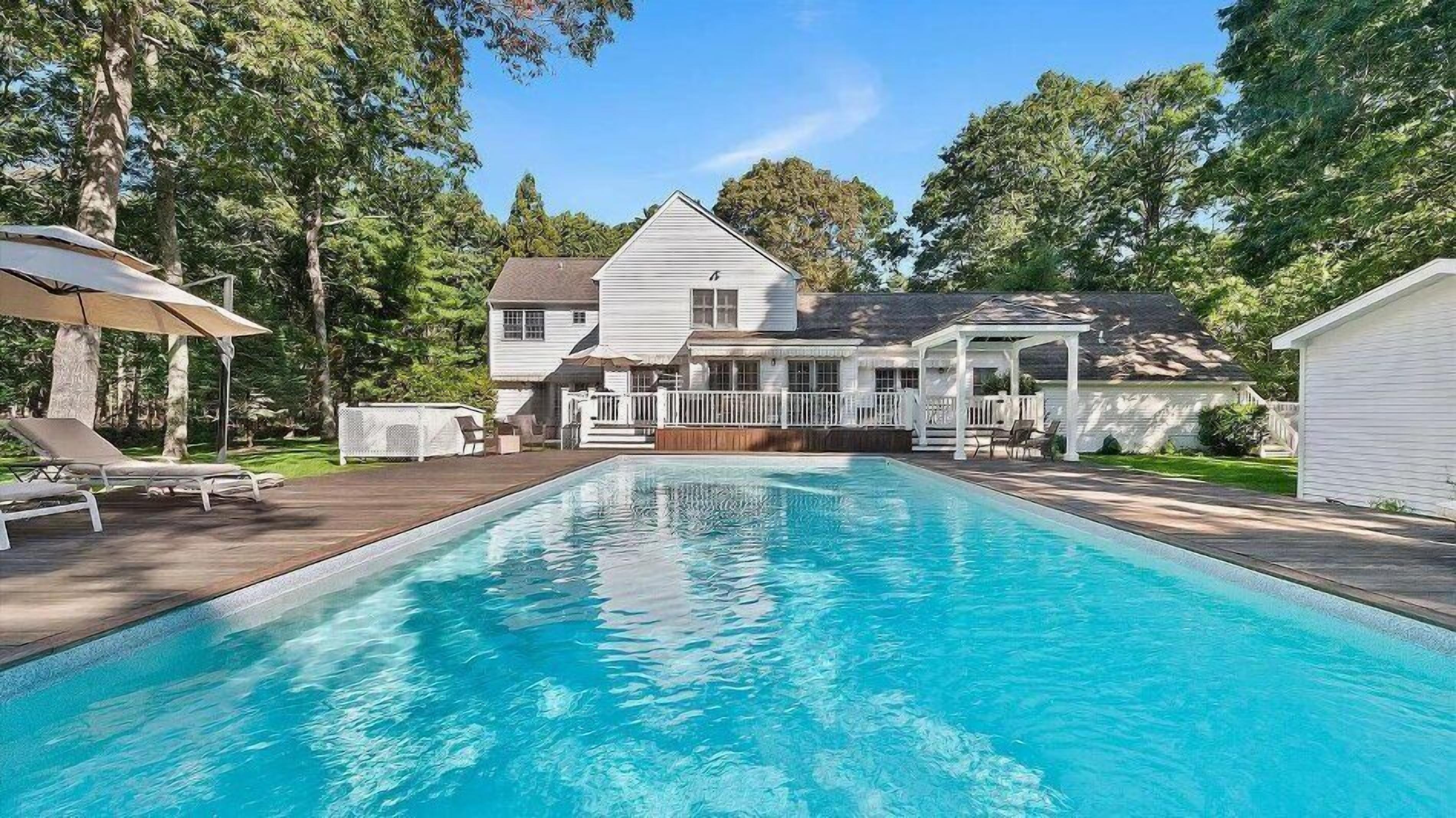 Beautiful Wainscott Home, close to town shopping, restaurants, beaches,...