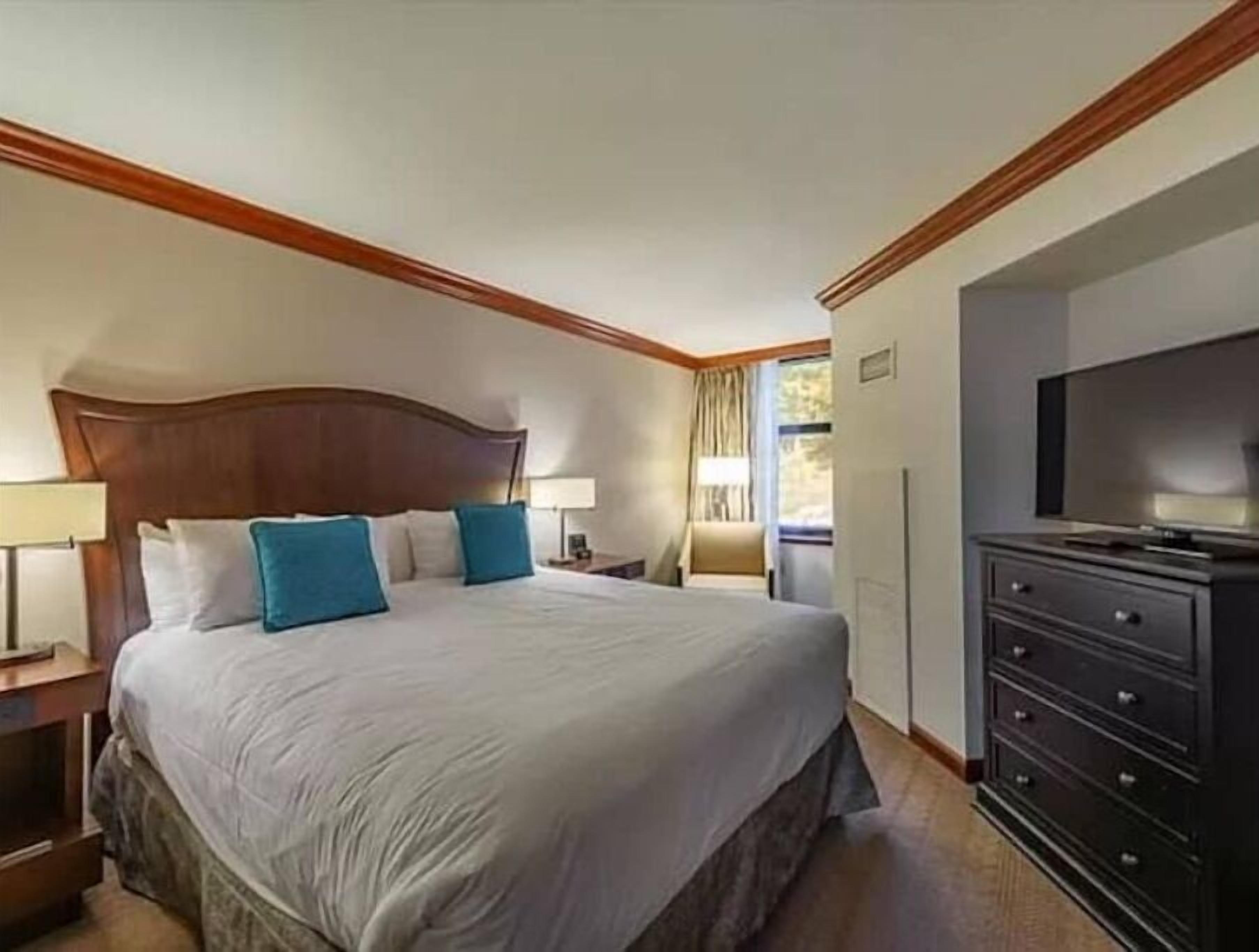 Charming 1-bedroom Resort Condo Fireplace Suite