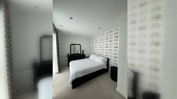 2 bedrooms, iron/ironing board, Internet, bed sheets