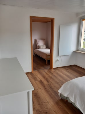 2 bedrooms, iron/ironing board, travel cot, free WiFi