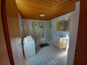 Haartrockner, Handtücher, Seife, Shampoo