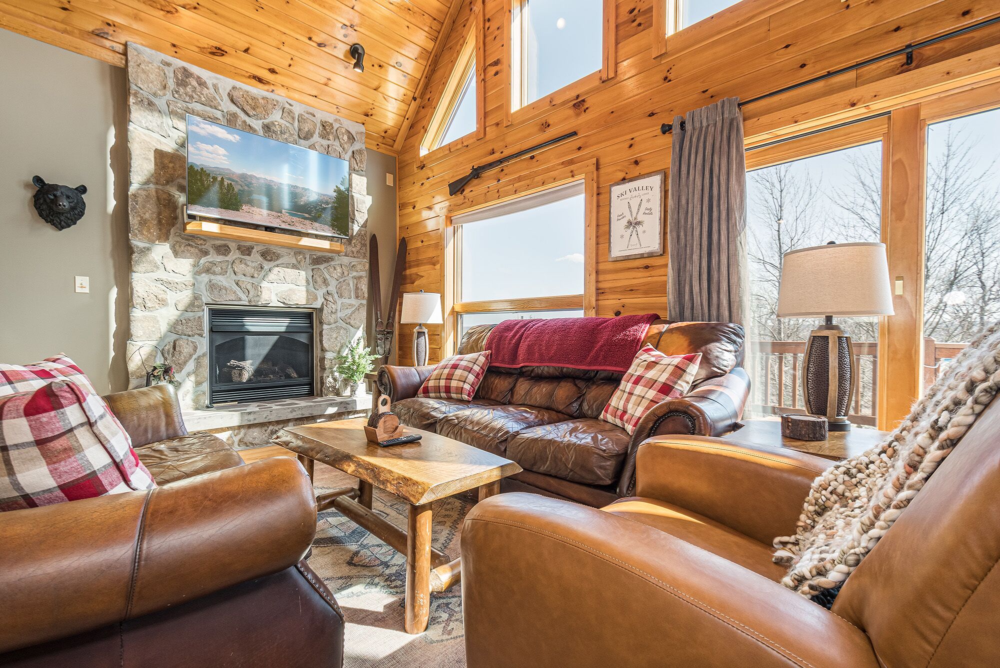 Finn's Four Seasons | Hot Tub, Pool Table, Movie Room, & More!