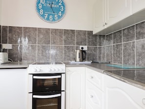 Cottage | Private kitchen | Fridge, electric kettle, toaster, cookware/dishes/utensils - Sandpiper (Perranporth)