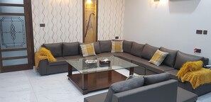 Vila, várias camas | Área de estar