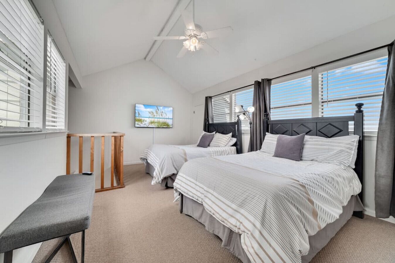 Beachside Condo for 8 - Walk to Everything!