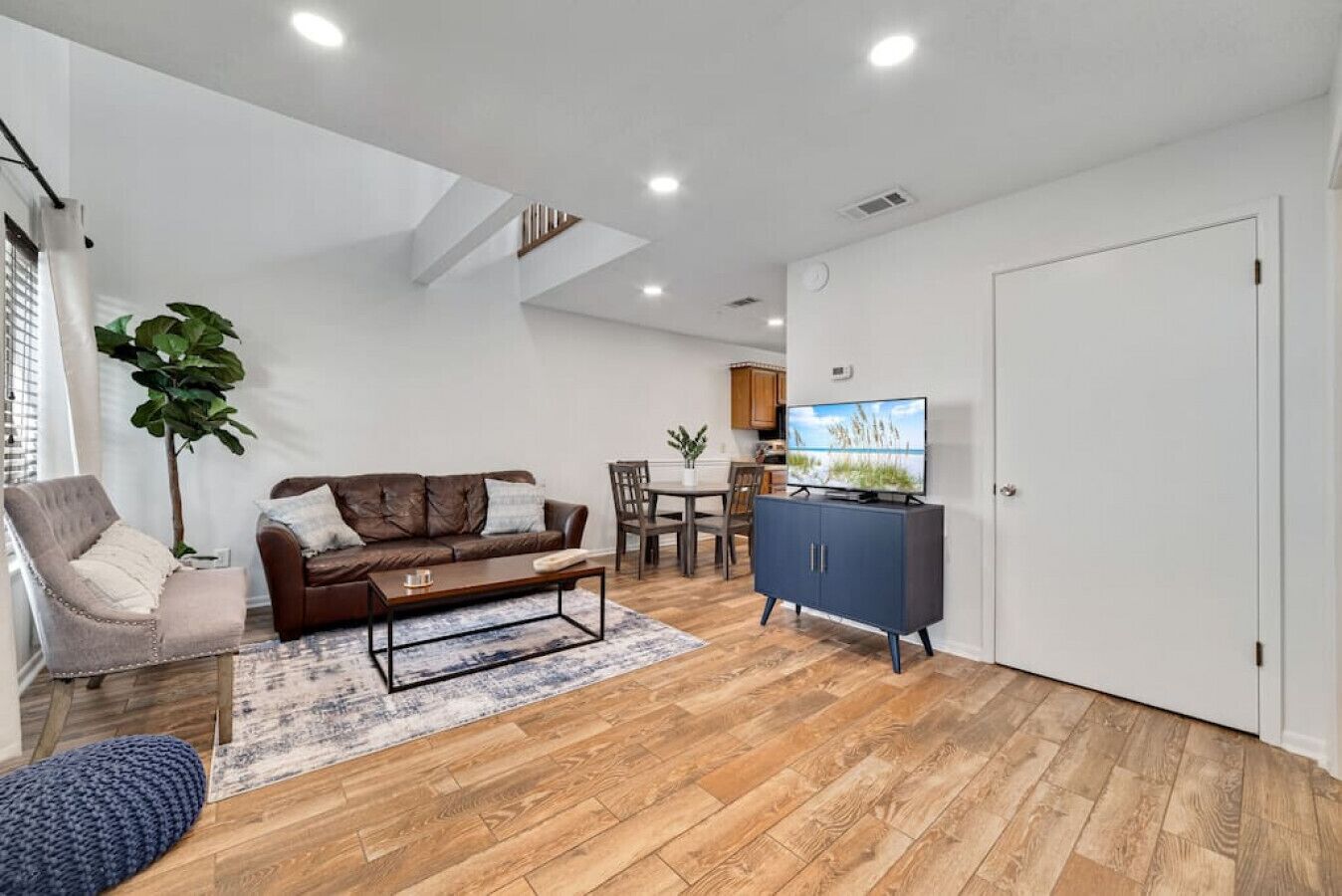 Beachside Condo for 8 - Walk to Everything!