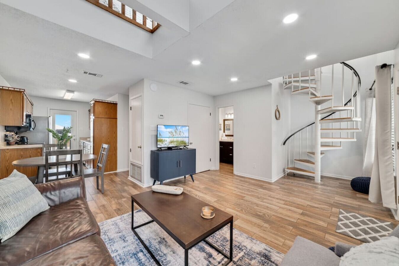 Beachside Condo for 8 - Walk to Everything!