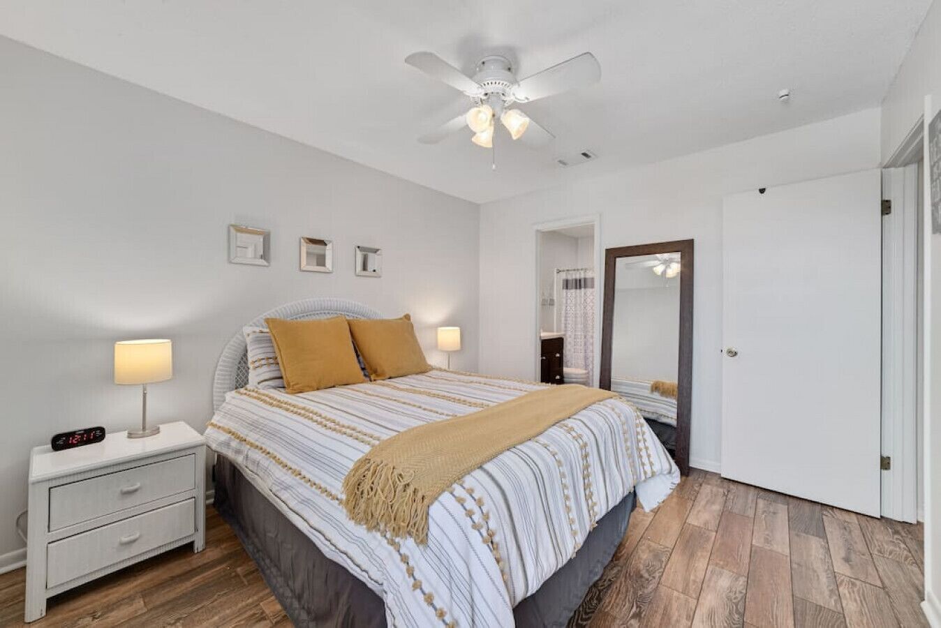 Beachside Condo for 8 - Walk to Everything!