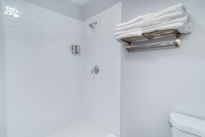 Shower, hair dryer, towels - Central Chicago Suite2 Access to Patio! (Chicago)