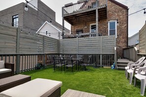 Outdoor dining - Central Chicago Suite2 Access to Patio! (Chicago)