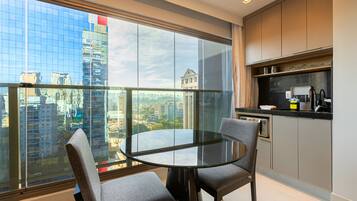 City Studio Suite | Private kitchen | Mini-fridge, microwave, stovetop, coffee/tea maker