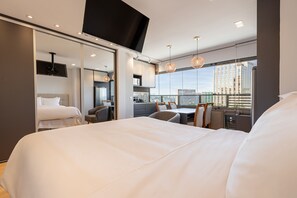 Executive Studio Suite | Individually decorated, individually furnished, desk, laptop workspace