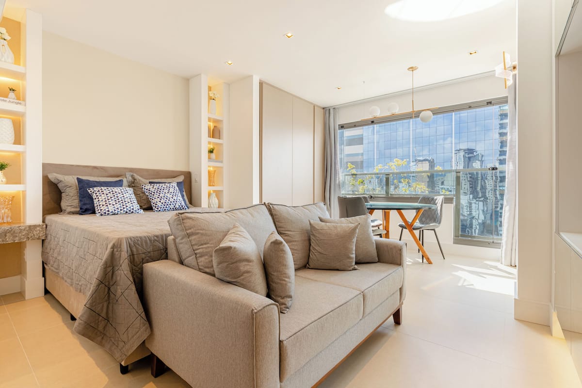 Studio exclusif | 1 chambre, décor unique, ameublement unique, bureau