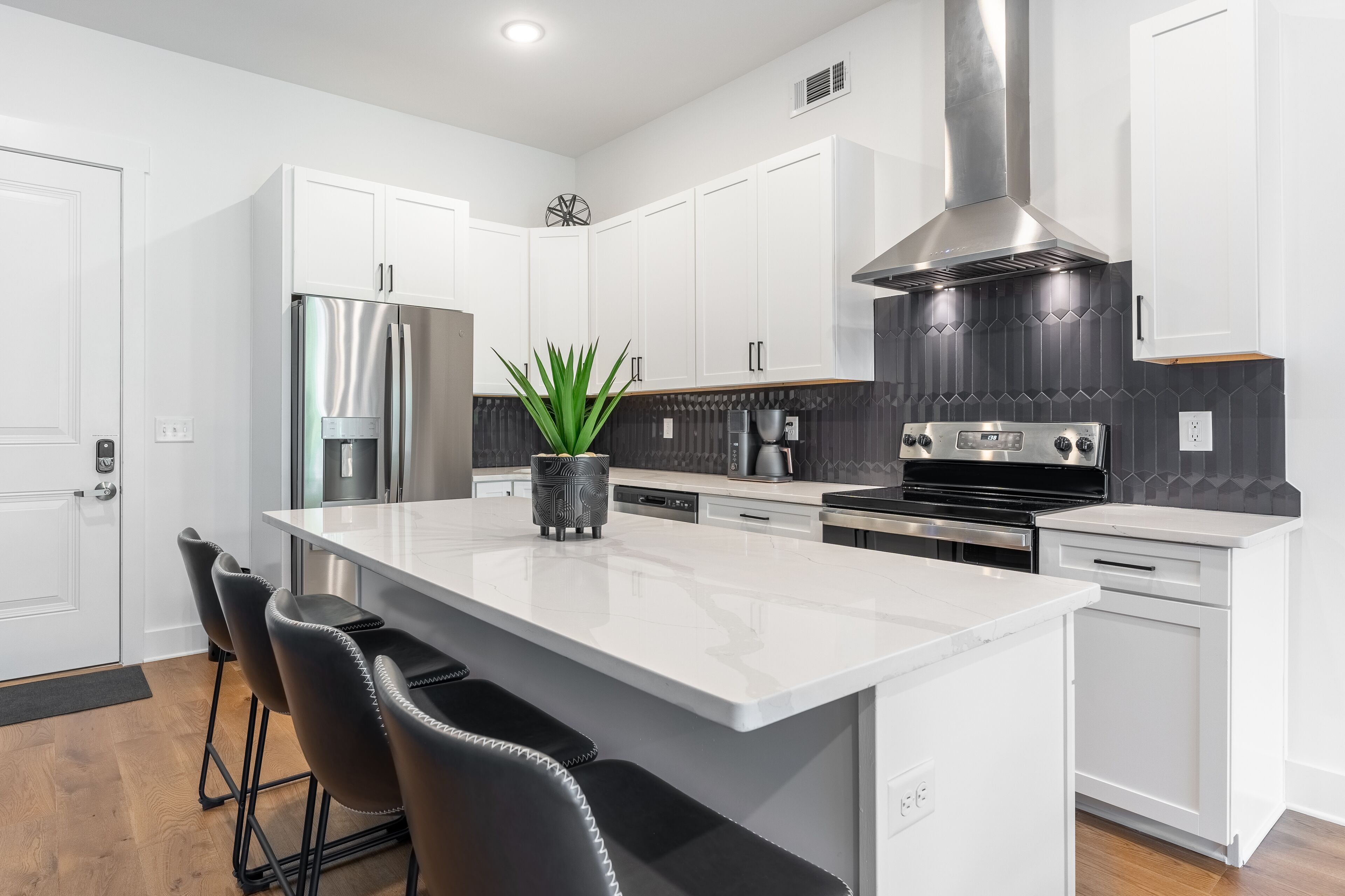 The Modern Tune - Luxury Condo with Bold Design