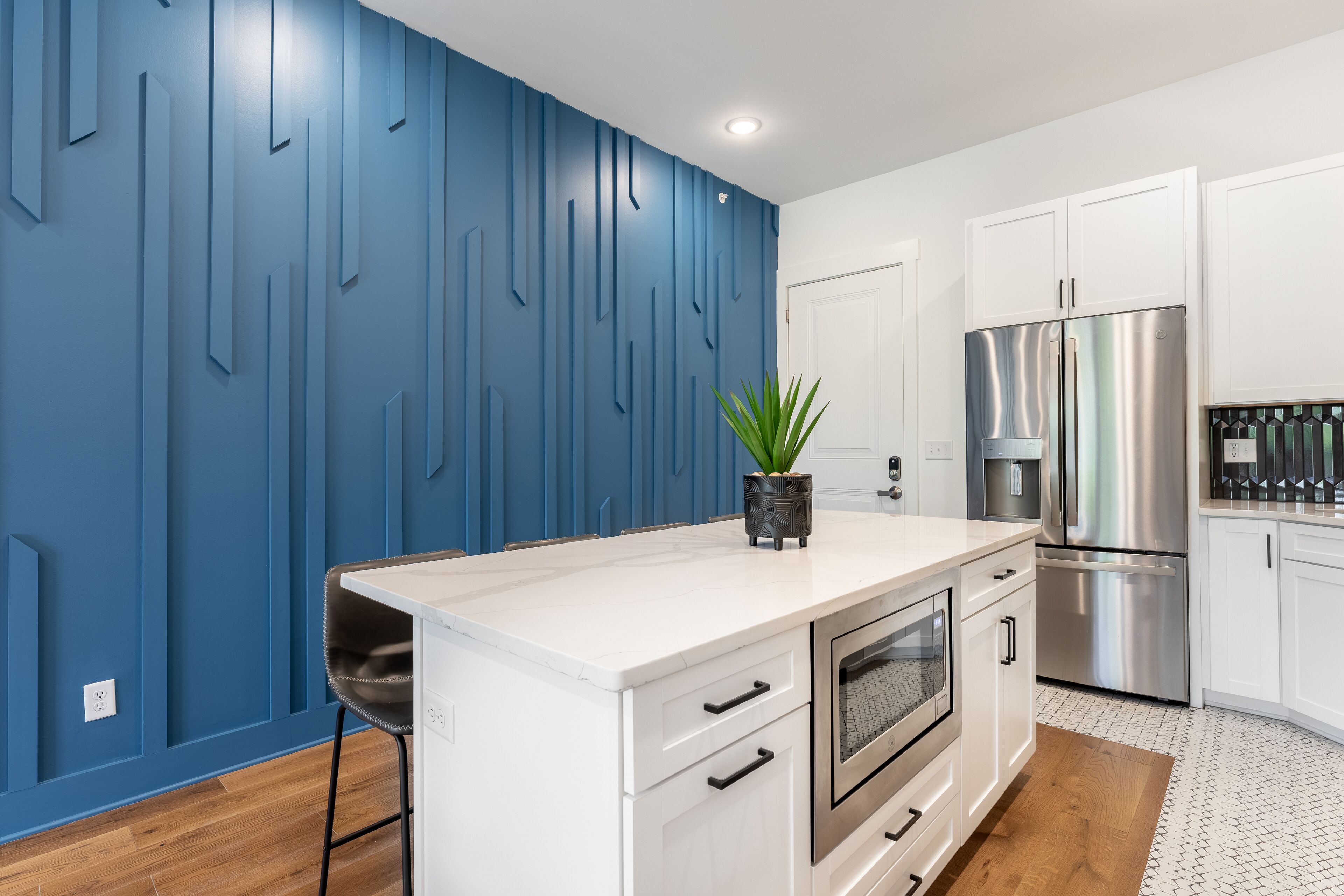 The Modern Tune - Luxury Condo with Bold Design