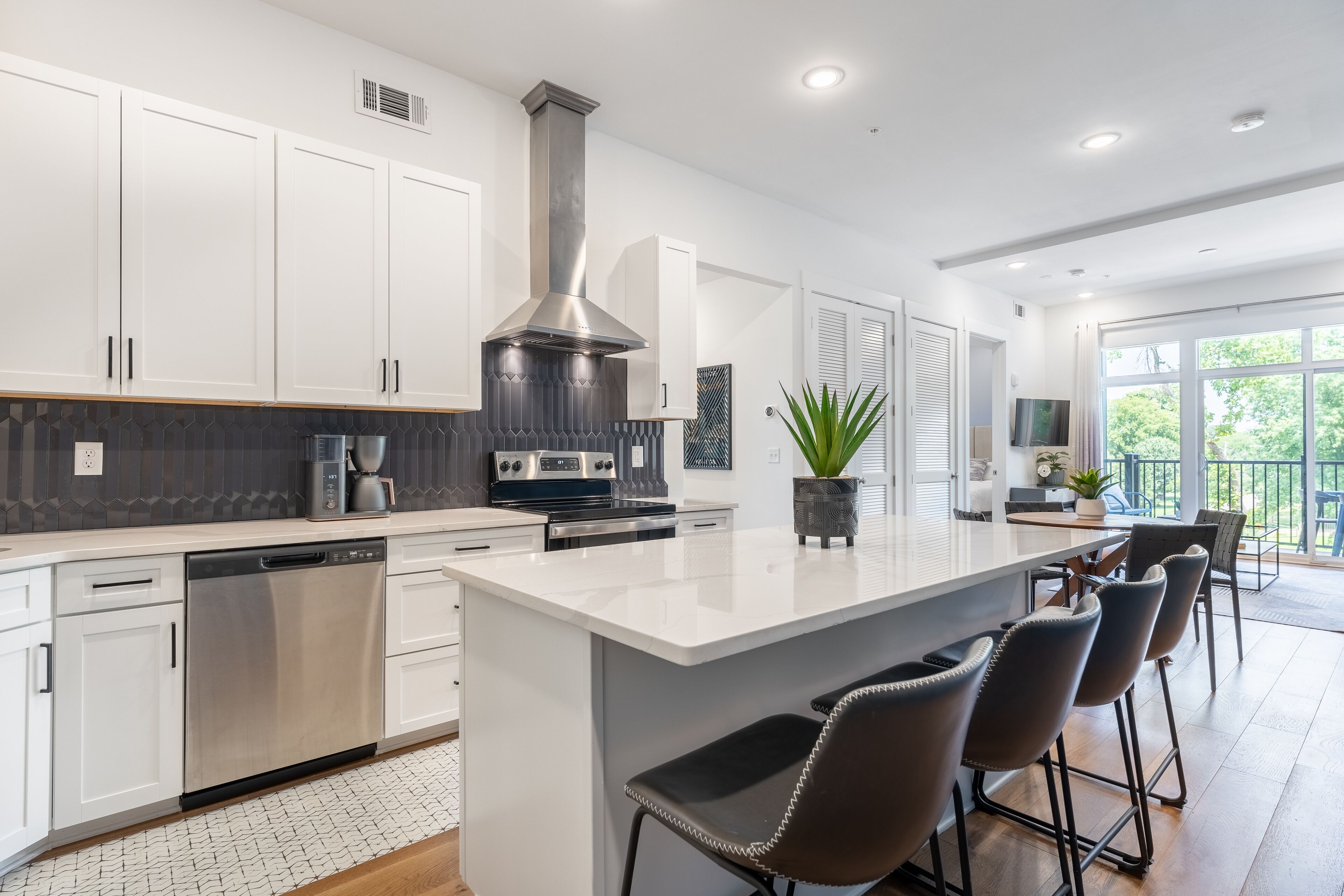 The Modern Tune - Luxury Condo with Bold Design