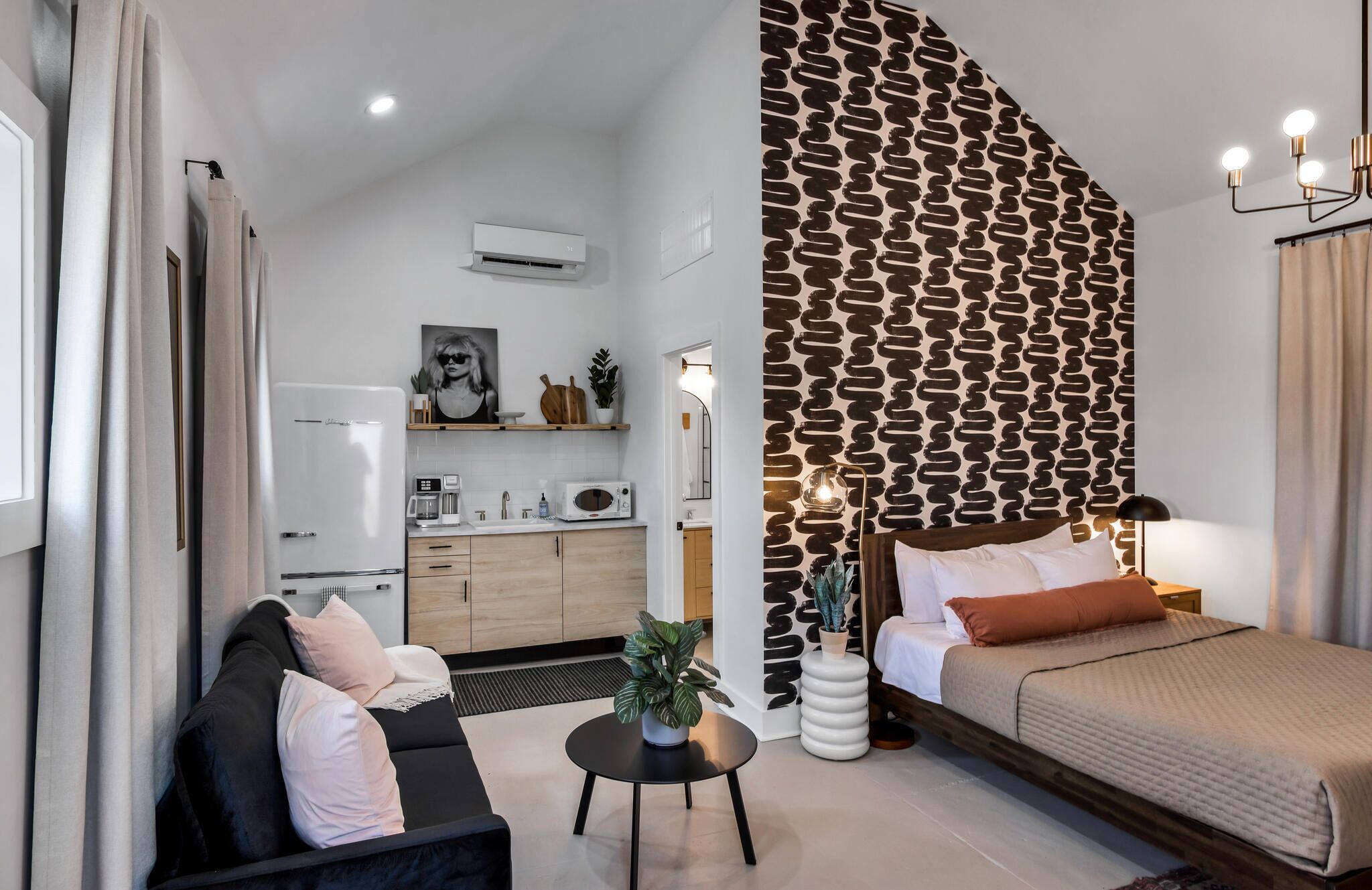 The Woodland Carriage House - 10 Mins from Downtown