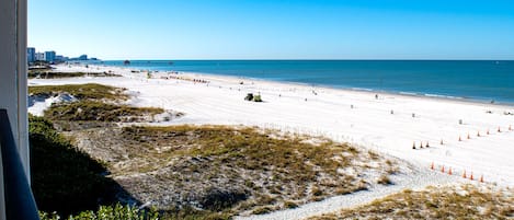 En la playa y toallas de playa