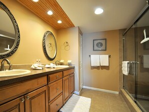 Badewanne, Haartrockner, Handtücher
