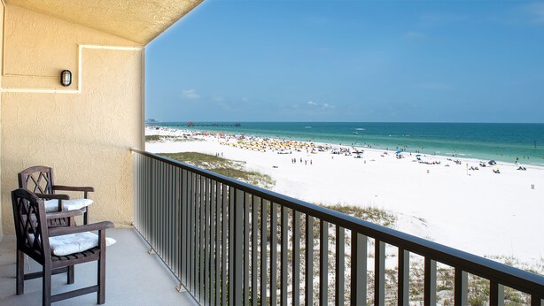 Een balkon met uitzicht op het strand.