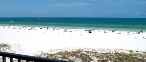 在海滩、沙滩毛巾