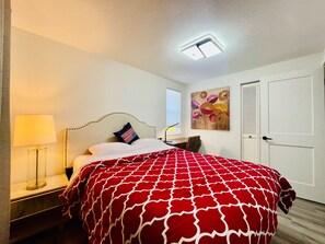 3 bedrooms, desk, soundproofing, iron/ironing board - Modern Home with Whole House Central Air Conditioners Near Bitter Lake (Seattle)