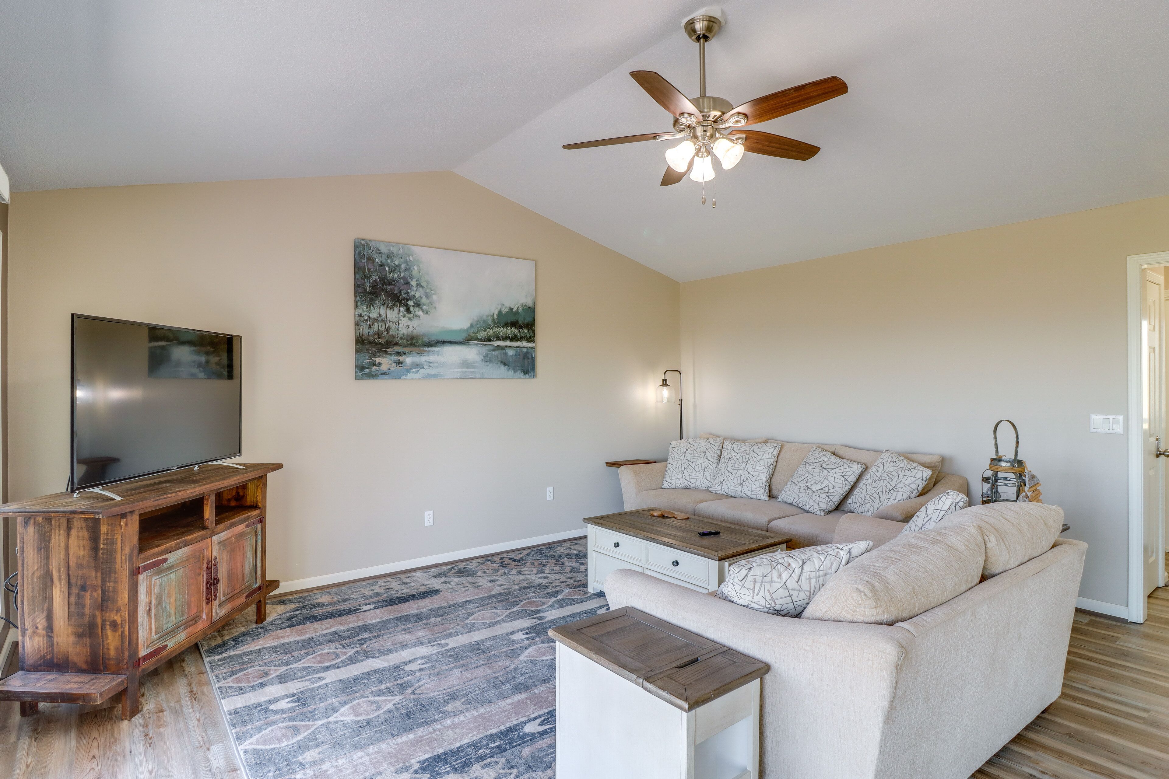 Charming Edgemont Home w/ Deck & Lake Views!