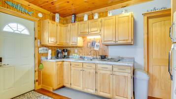 Réfrigérateur, four à micro-ondes, surface de cuisson, cafetière-théière