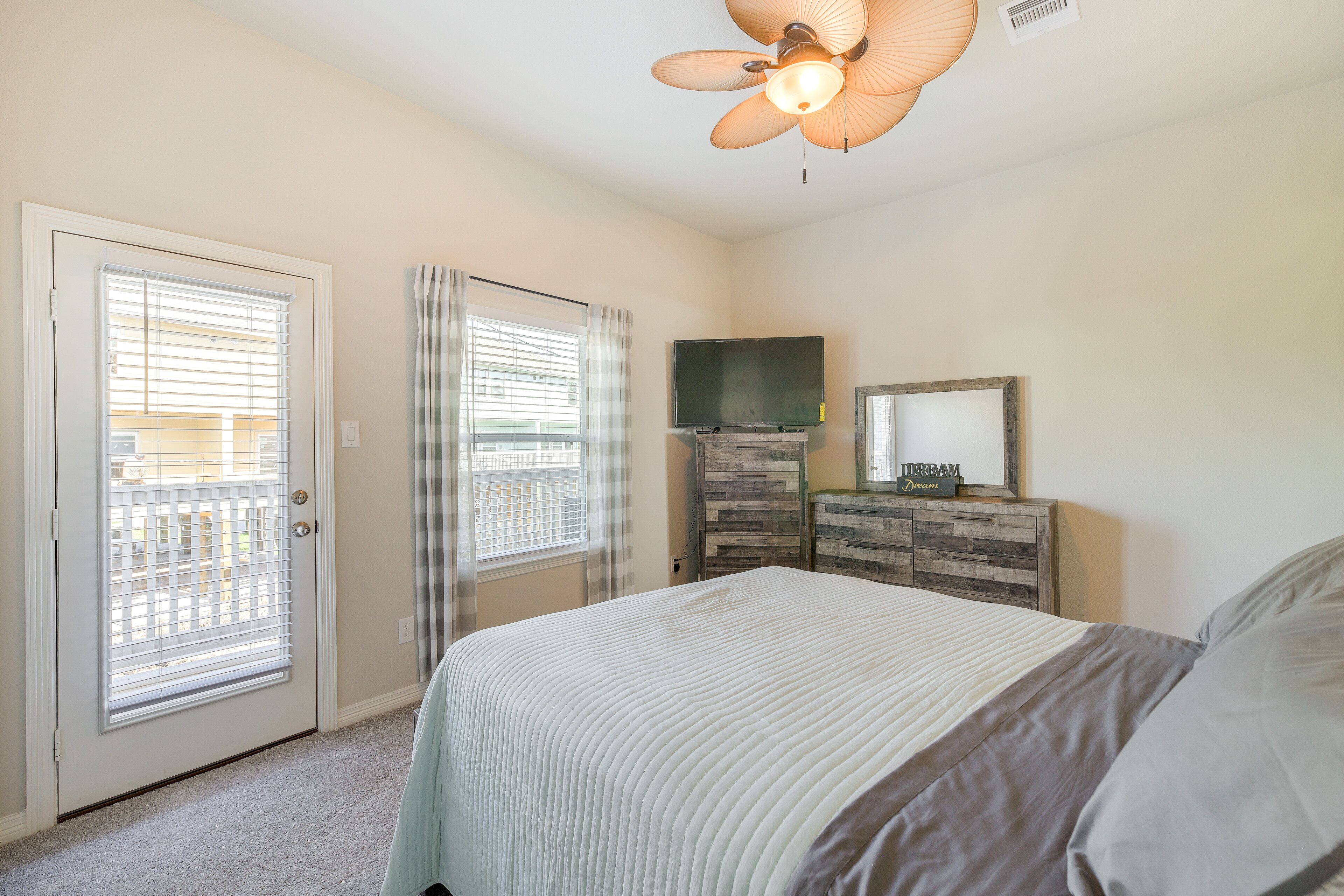 3 bedrooms, desk, iron/ironing board, free internet