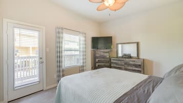 3 bedrooms, desk, iron/ironing board, free internet