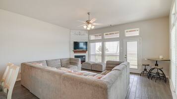 Fernseher, Kamin, DVD-Player, Bücher