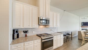 Kühlschrank, Mikrowelle, Herdplatte, Geschirrspüler