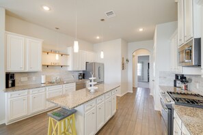 Fridge, microwave, stovetop, dishwasher