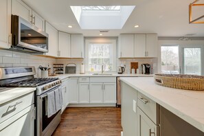Réfrigérateur, micro-ondes, plaque de cuisson, lave-vaisselle