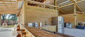 Farm Stay: Modern Barndominium in Lakeland!