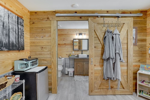 Farm Stay: Modern Barndominium in Lakeland!
