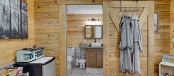 Farm Stay: Modern Barndominium in Lakeland!