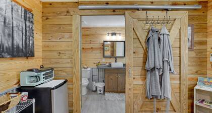 Farm Stay: Modern Barndominium in Lakeland!