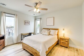 1 bedroom, iron/ironing board, WiFi, bed sheets - Steps to TCU Campus: Modern Fort Worth Apt (Fort Worth)