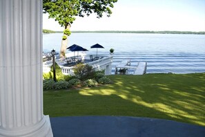 Eine Seeterrasse mit Sitzgelegenheiten im Freien und Blick auf den See.