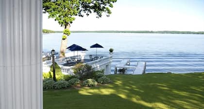 The Manor on Green Lake- A stately lakefront estate walking distance to downtown