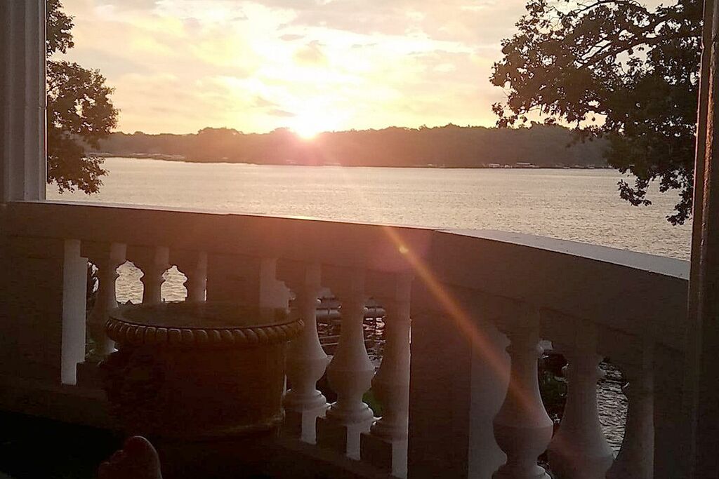 PLAN YOUR DREAM VACATION AT THE MANOR ON GREEN LAKE