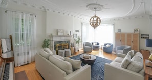 Smart-TV, DVD-Player, Bücher, Videothek