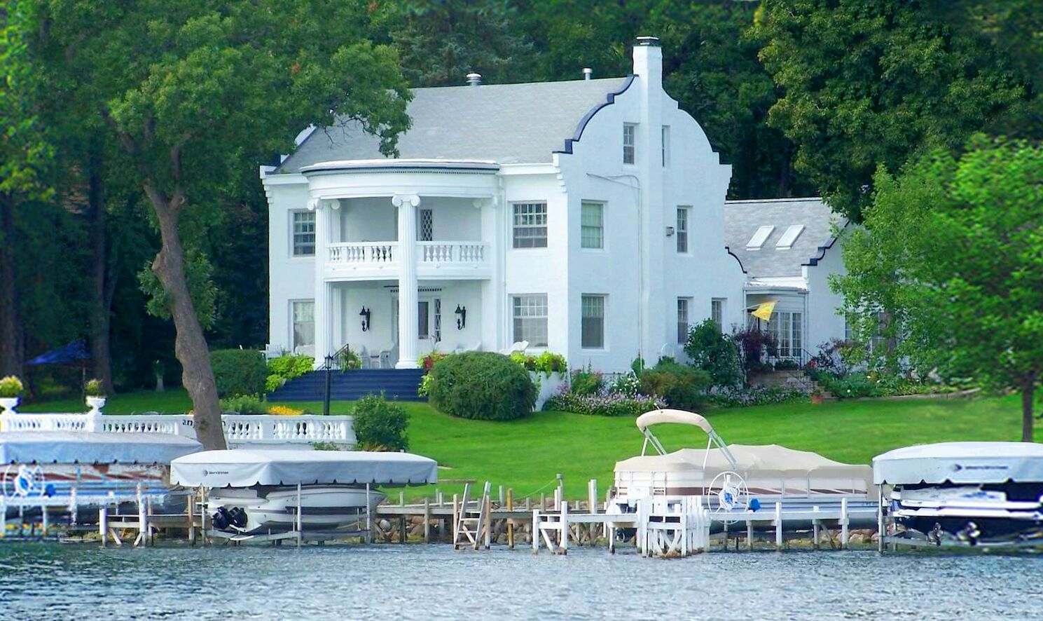 PLAN YOUR DREAM VACATION AT THE MANOR ON GREEN LAKE