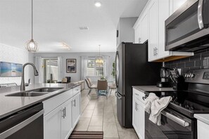 Microwave, dishwasher, high chair - 5 Bedrooms/ 4 Bathrooms/ Storey Lake (4813 LL) (Kissimmee)