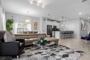 TV - 5 Bedrooms/ 4 Bathrooms/ Storey Lake (4813 LL) (Kissimmee)