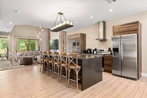 Fridge, microwave, oven, stovetop - 3 Bedrooms/ 3.5 Bathrooms/ Magic Village (7477 BD) (Kissimmee)