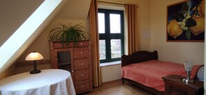 2 Schlafzimmer, Schreibtisch, Bügeleisen/Bügelbrett, kostenloses WLAN